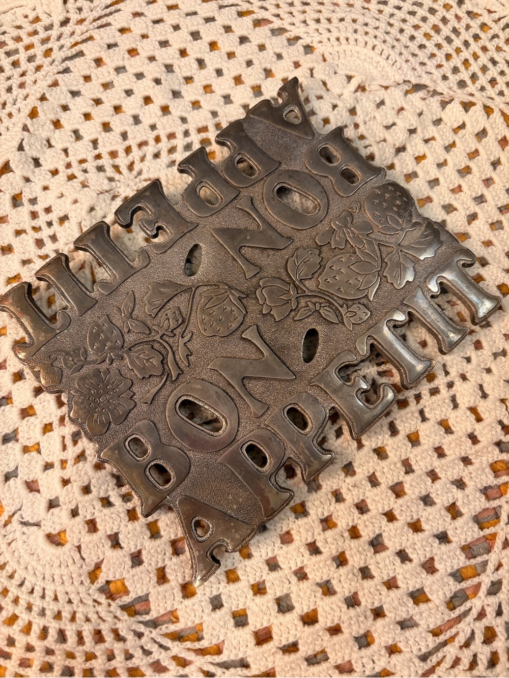 🍓🦋✨ Vintage Webster Wilcox “Bon Appétit” Metal Trivet – Made in Italy ✨🦋🍓